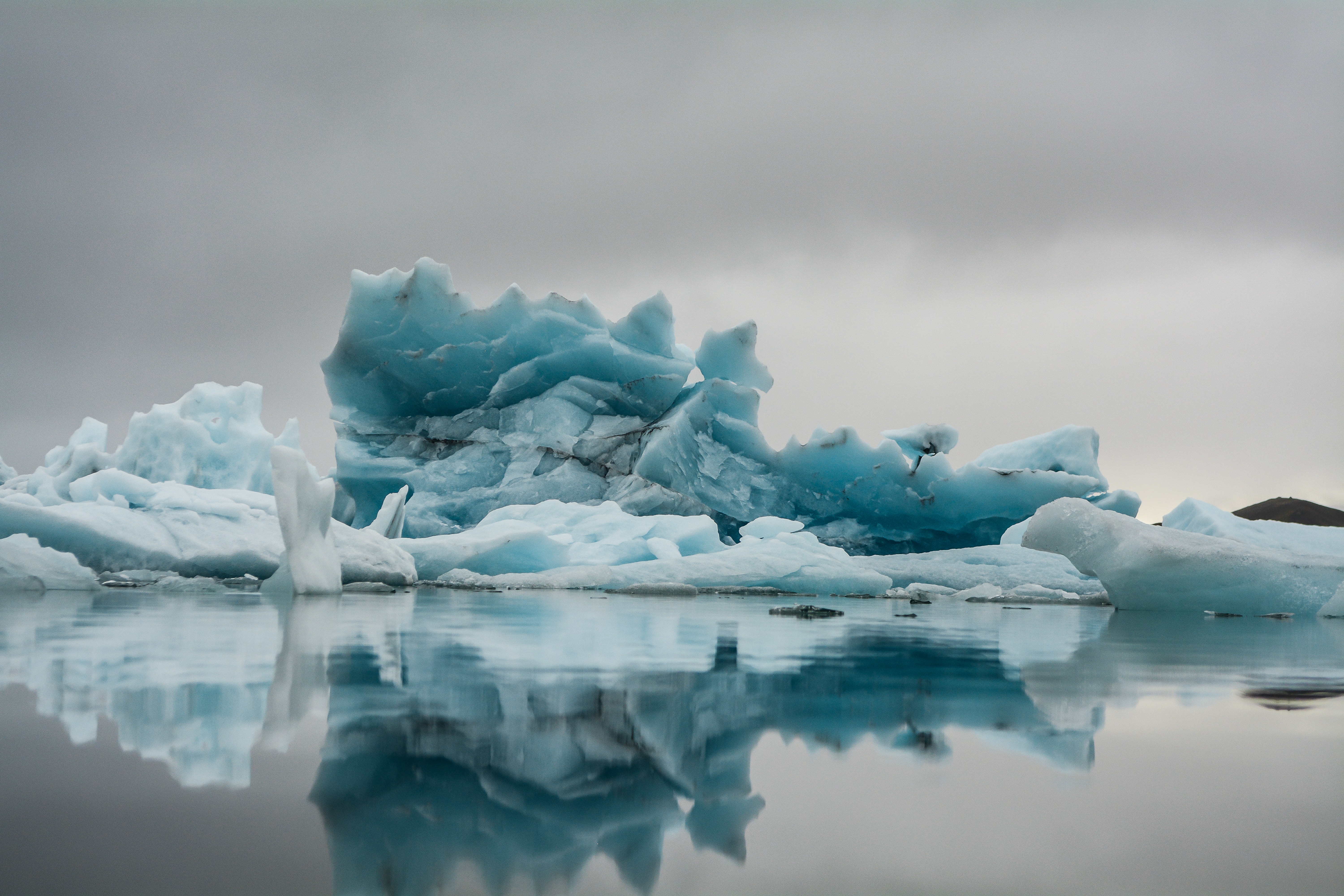 Глыба льда на воде. Исландия таяние ледников. Глыба льда. Таяние ледников в Арктике. Ледяное море.