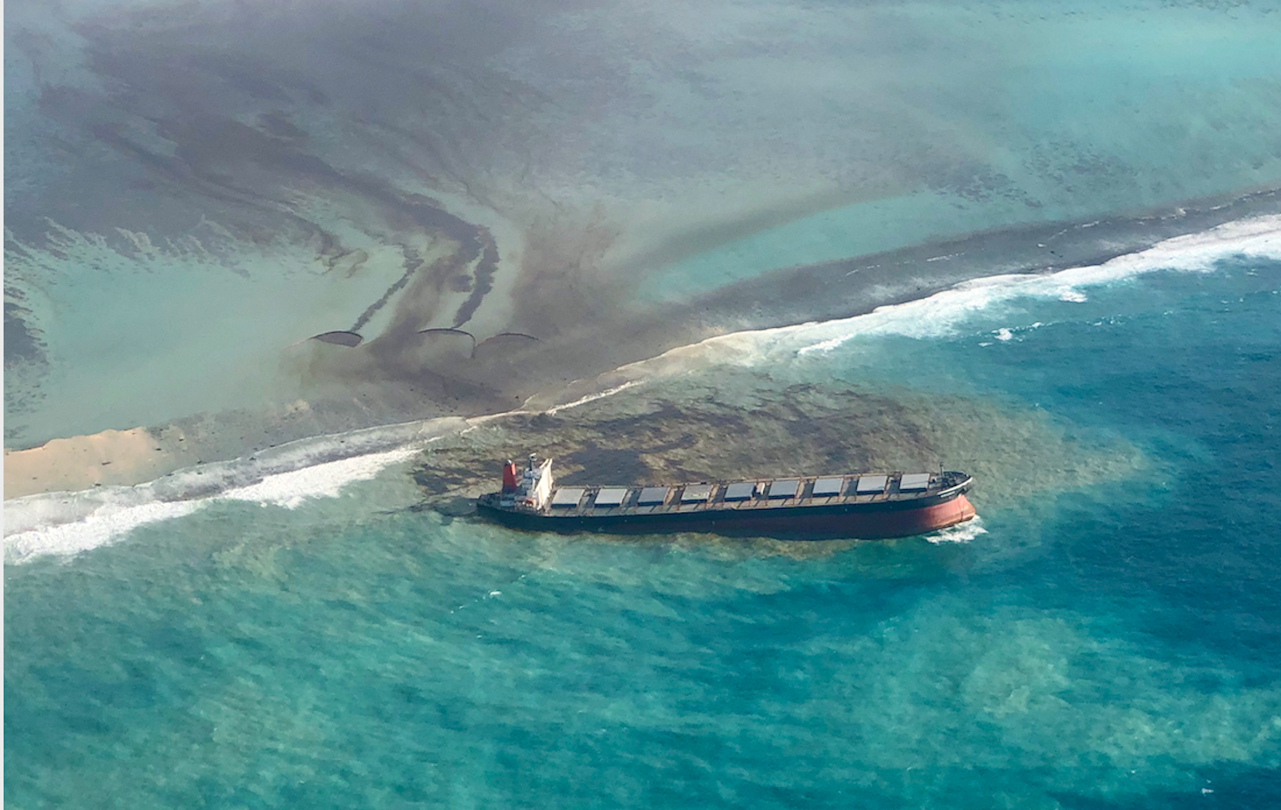 oil-spill-marine-shipping-mauritius