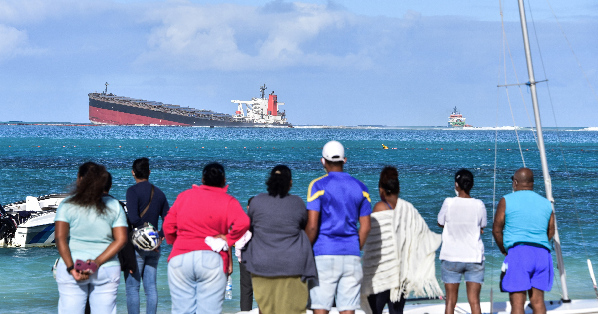 Marine_shipping_oil_spill_Mauritius